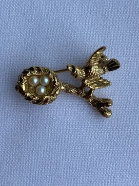 Timeless Vintage Avon “Mother’s Nest” Pin (1991)